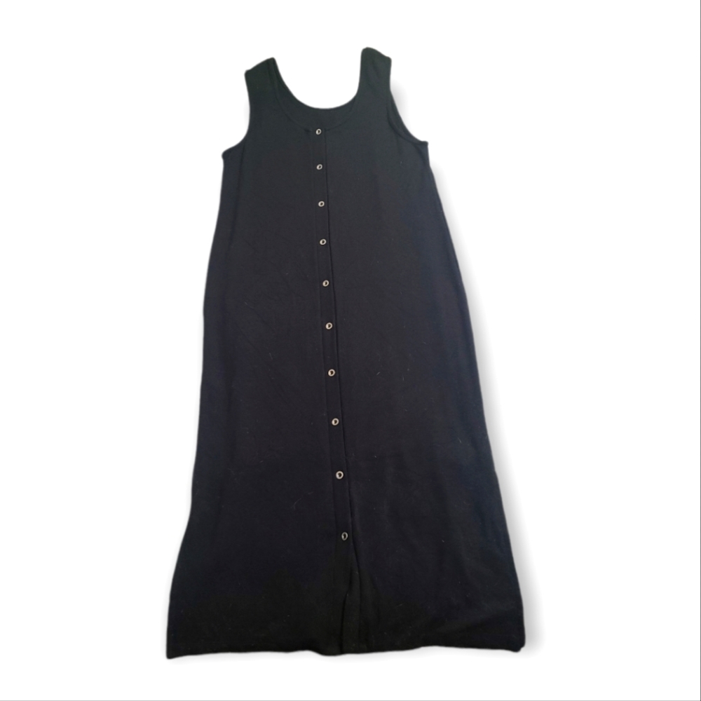 Black Maxi, hits mid-calf